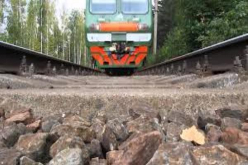 В Новочеркасске под поездом погиб молодой человек