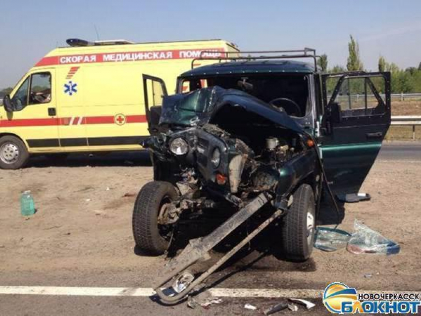 На подъезде к Новочеркасску в рейсовый автобус врезался УАЗ - пострадал один человек