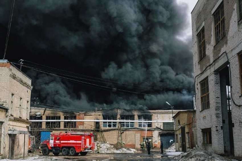 Здание с кукурузными палочками загорелось под Новочеркасском