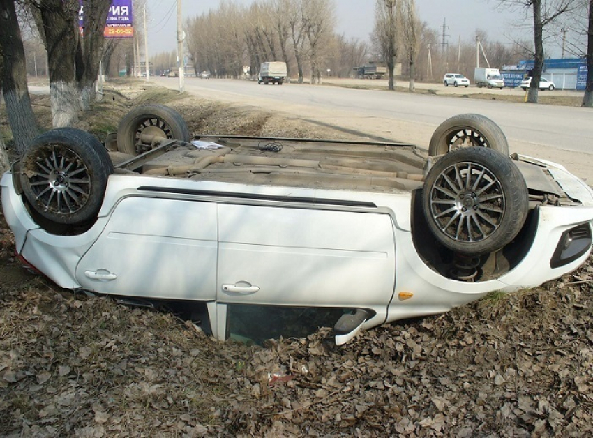 На Харьковском шоссе в Новочеркасске перевернулась «Лада Калина»