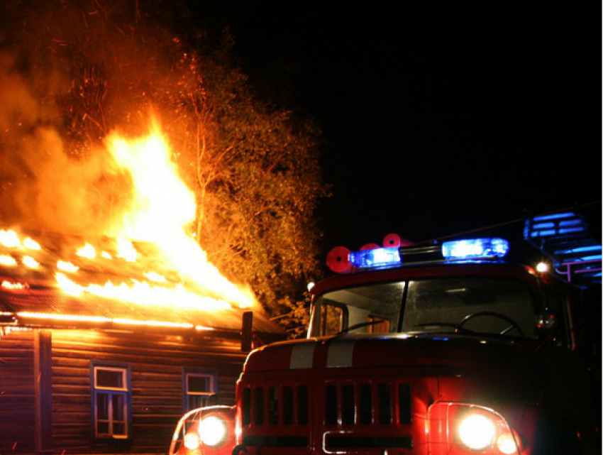 2 пожарных расчета, почти 30 минут, тушили охваченную пламенем дачу в Новочеркасске