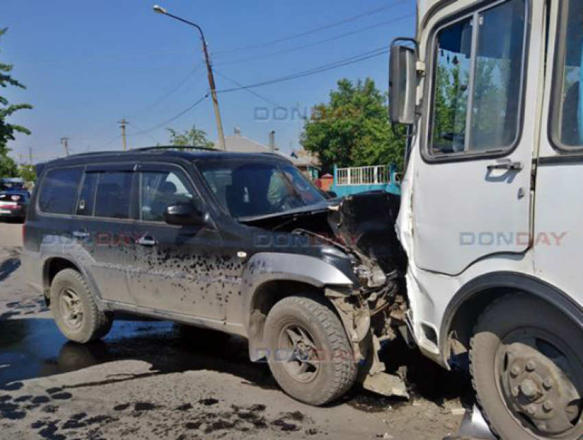 В Новочеркасске несущийся на большой скорости внедорожник в лобовую врезался в автобус 