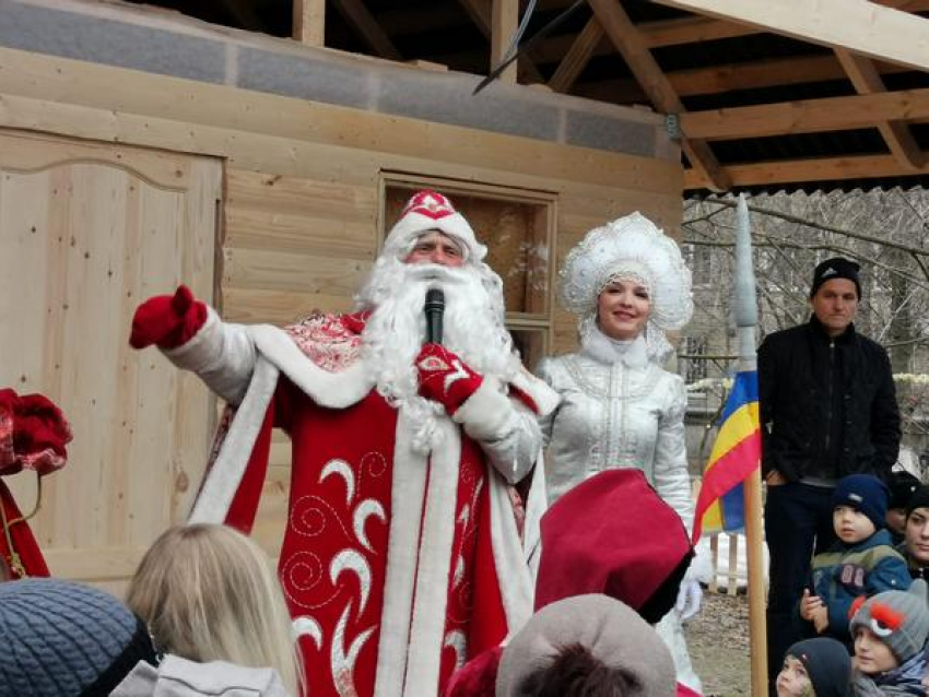 Юных новочеркасцев в свою усадьбу приглашают Дед Мороз и Снегурочка