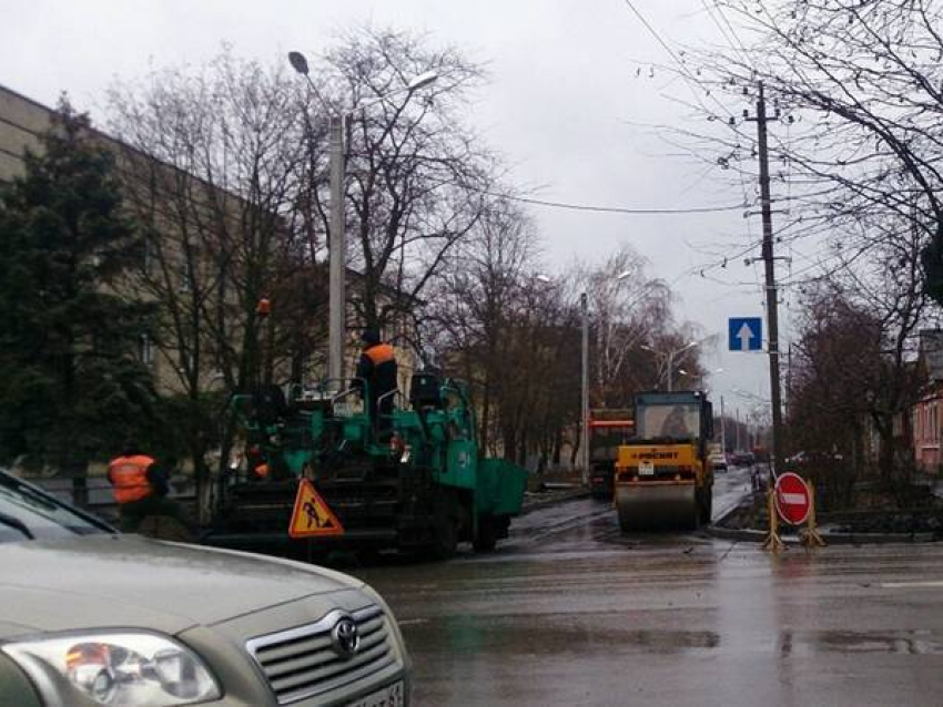 Фотофакт: на улице Троицкой в Новочеркасске асфальт кладут в лужи