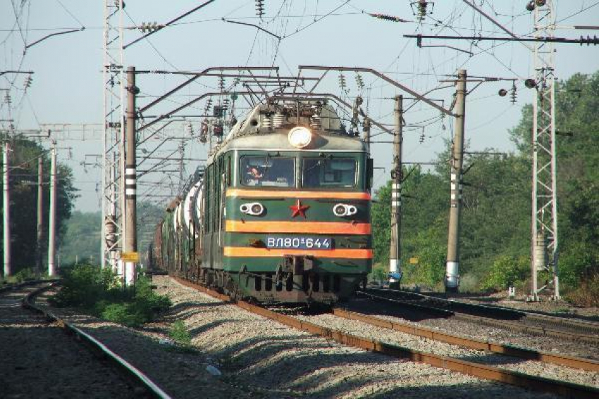 Под Новочеркасском поезд сбил военнослужащего