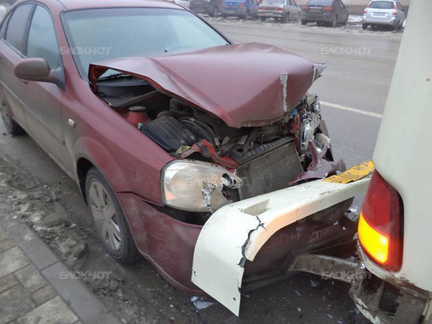 Утренний гололед стал причиной ДТП в Новочеркасске