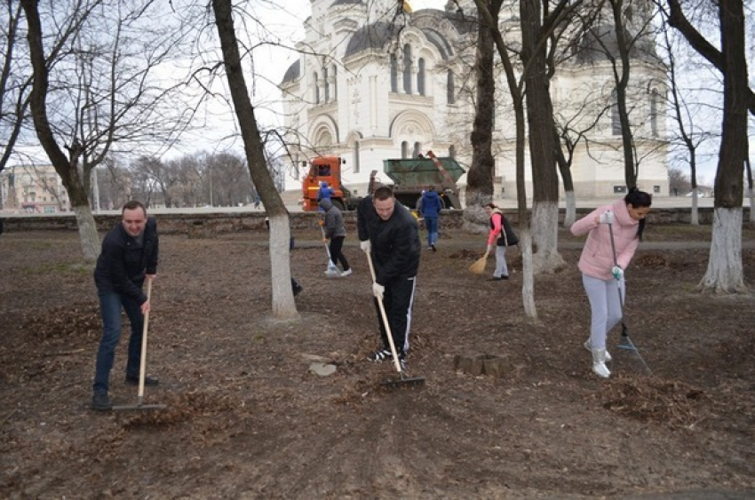 Более двух тысяч новочеркасцев вышли на городской субботник