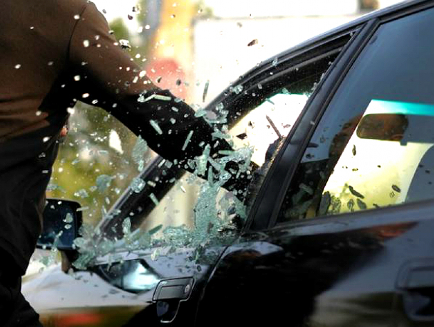 Злоумышленники совершили дерзкие кражи из четырех автомобилей в Новочеркасске