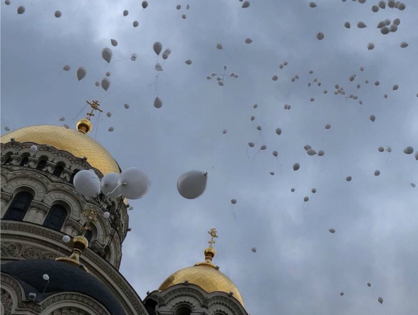 Сотни белых шаров взлетели в небо над Новочеркасском