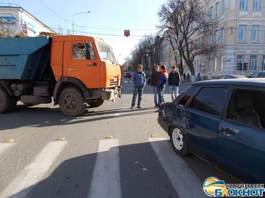 В центре Новочеркасска заниженный тонированный ВАЗ пытался проскочить на красный перед КамАЗом