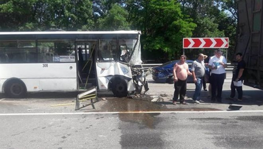 Несовершеннолетних пострадавших из новочеркасского автобуса перевели в областную детскую больницу