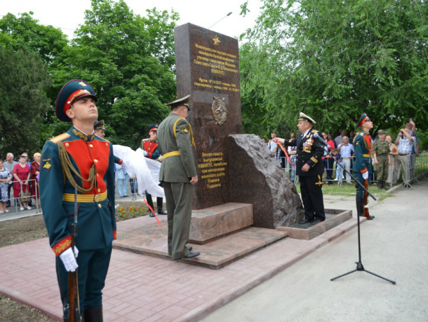 Открытие памятника в честь погибших выпускников Новочеркасского училища связи попало на видео