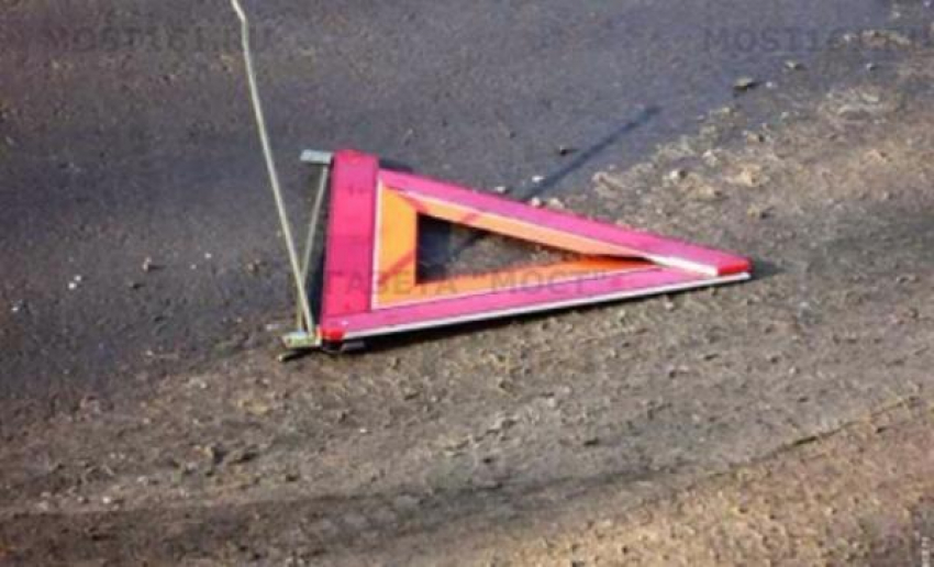 В Новочеркасске грузовик протаранил иномарку