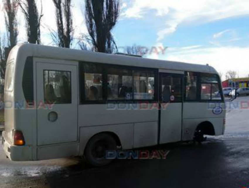 Автобус с оторвавшимся на ходу колесом вылетел на встречку в Новочеркасске