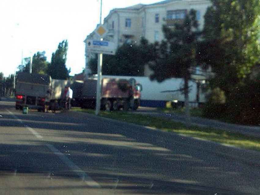 В Новочеркасске три грузовика устроили тройное ДТП