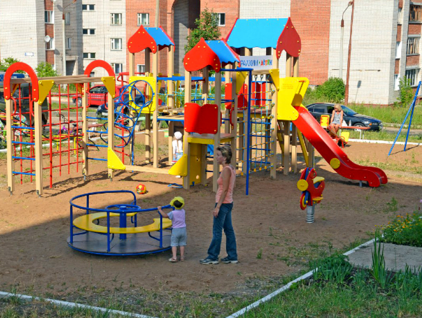 На строительство детских площадок в Новочеркасске выделено 260 тысяч рублей