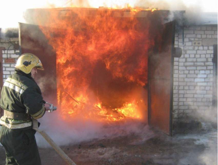 Две пожарные машины и семь огнеборцев тушили объятыйогнем гараж под Новочеркасском