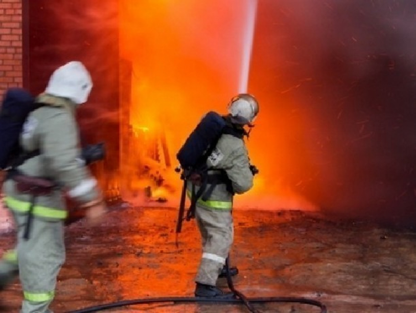 Пожар произошел в одноэтажном магазине поселка Персиановский под Новочеркасском