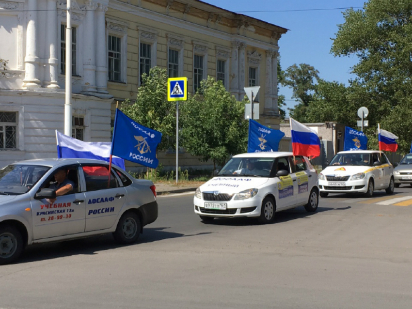 Казаки и духовенство встретили участников крупного автопробега в Новочеркасске