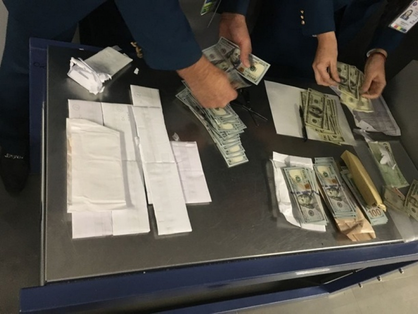 В соседнем с Новочеркасском аэропорту задержали пассажира с крупной суммой в валюте