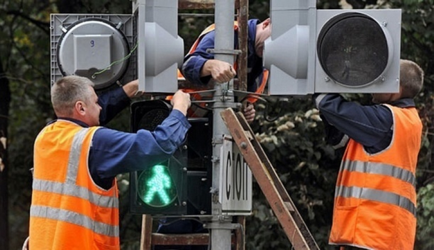 Администрация Новочеркасска выделила около полутора миллионов рублей на содержание светофоров