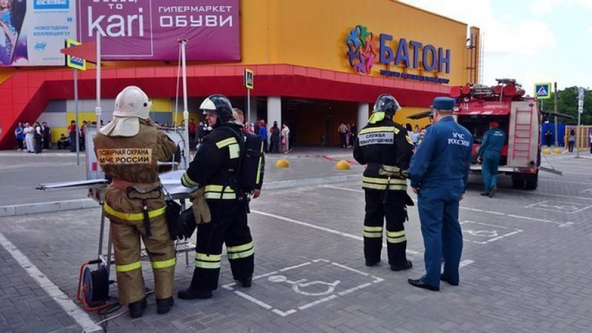 Новочеркасские пожарные провели учения в ТЦ «БАТОН»