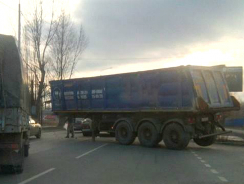 Массовое ДТП спровоцировал грузовик на улице Травмайной в Новочеркасске