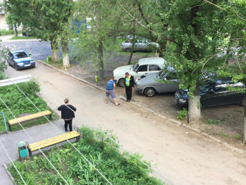 Автовладелец без разрешения сломал кувалдой бордюр во дворе в микрорайоне Соцгород Новочеркасска