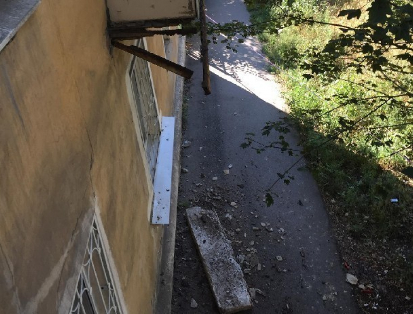 Балкон рухнул на тротуар на улице Народной в Новочеркасске