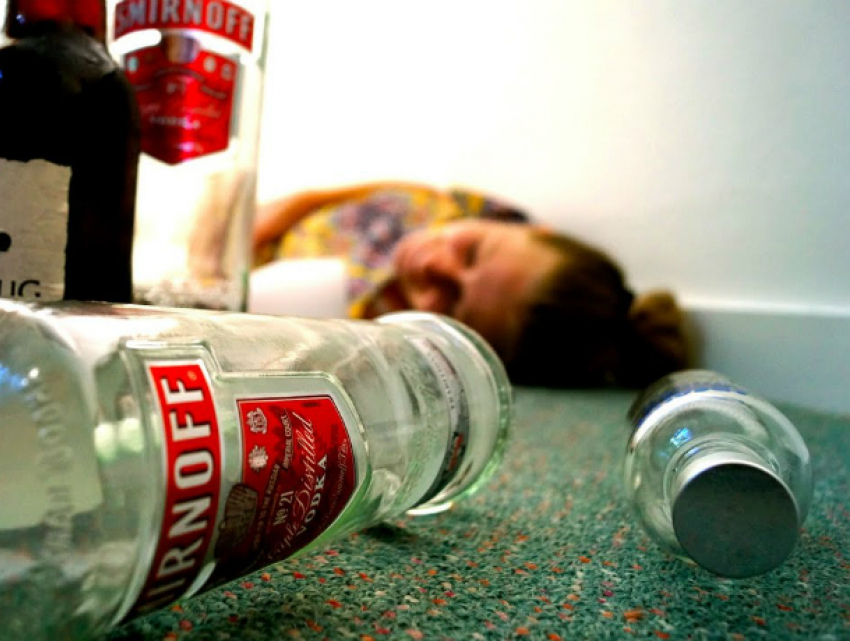 Семейная пара из Новочеркасска погибла от отравления некачественным алкоголем
