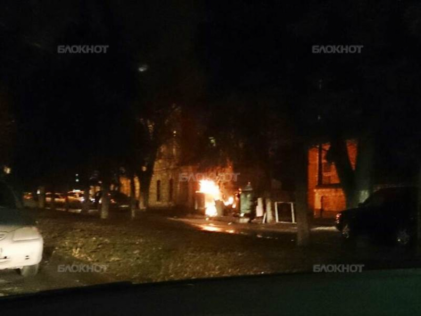 Неизвестные подожгли мусорные баки возле администрации Новочеркасска