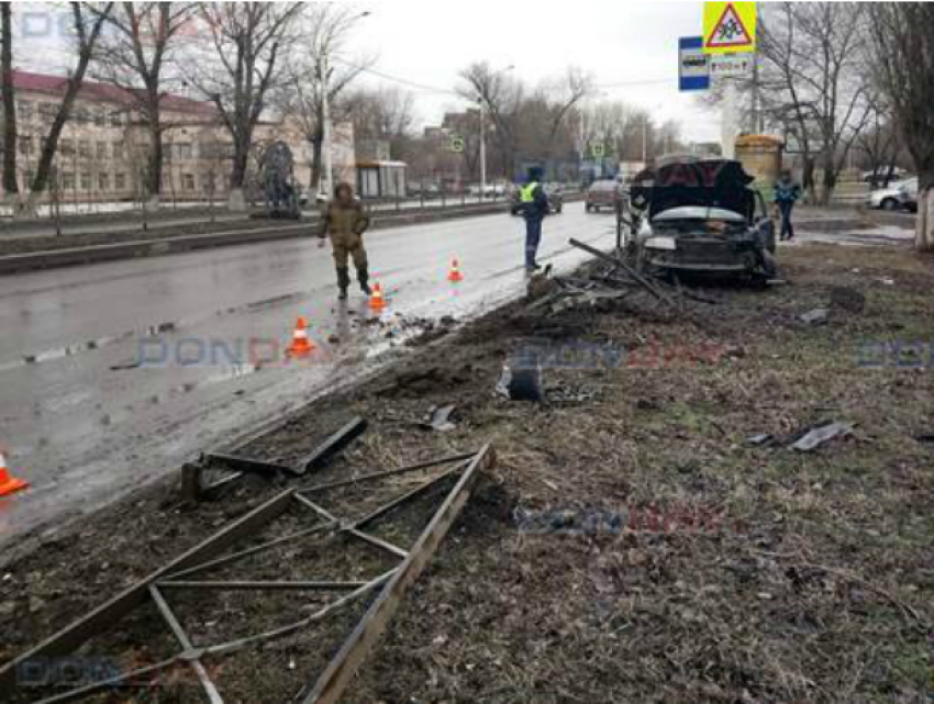 Потерявшая управление «Ауди» снесла 30-метровый забор в Новочеркасске