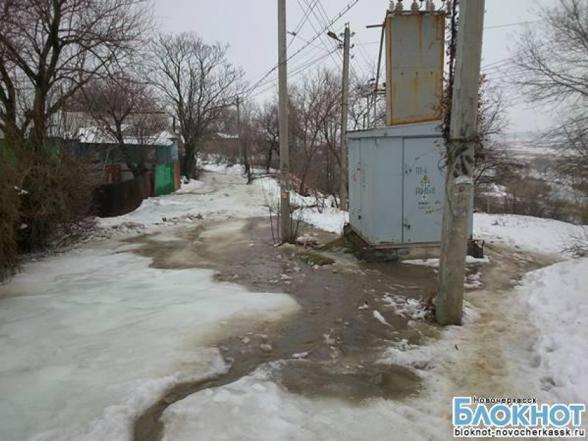В Новочеркасске талая вода подмывает основание электроподстанции на улице Аксайской