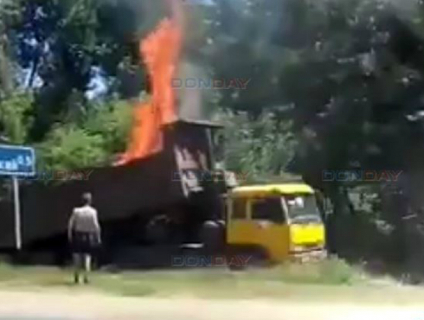 Объятый пламенем грузовик на трассе под Новочеркасском попал на видео
