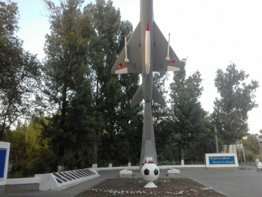 Цветник в виде футбольного мяча у памятника погибшим авиаторам не впечатлил новочеркасцев