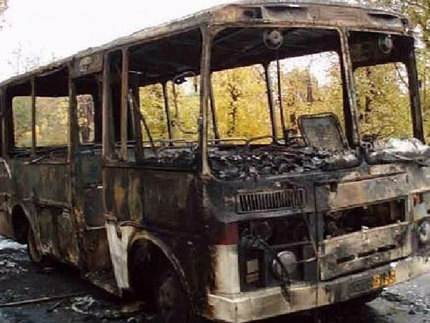 Автобус с пассажирами сгорел дотла на федеральной трассе под Новочеркасском