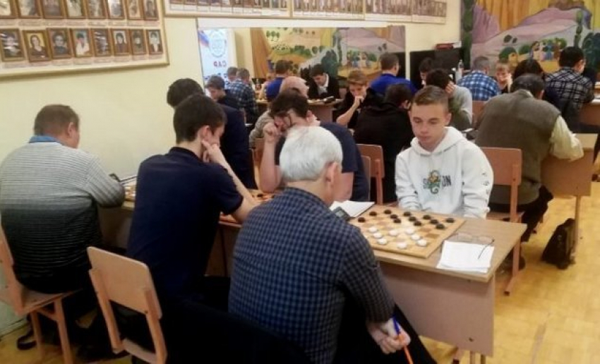 Житель Новочеркасска лидирует во Всероссийском турнире по русским шашкам