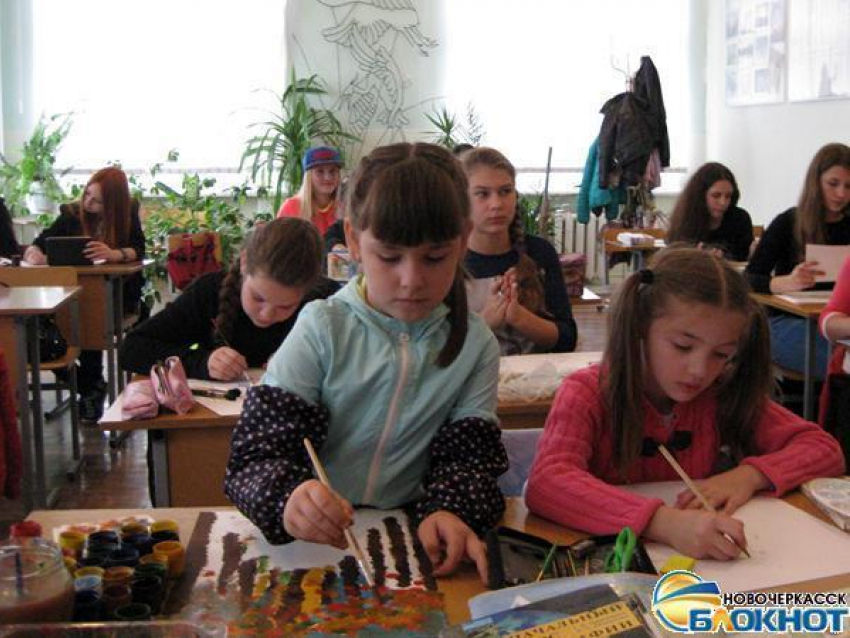 В Новочеркасске дети рисовали картины на скорость
