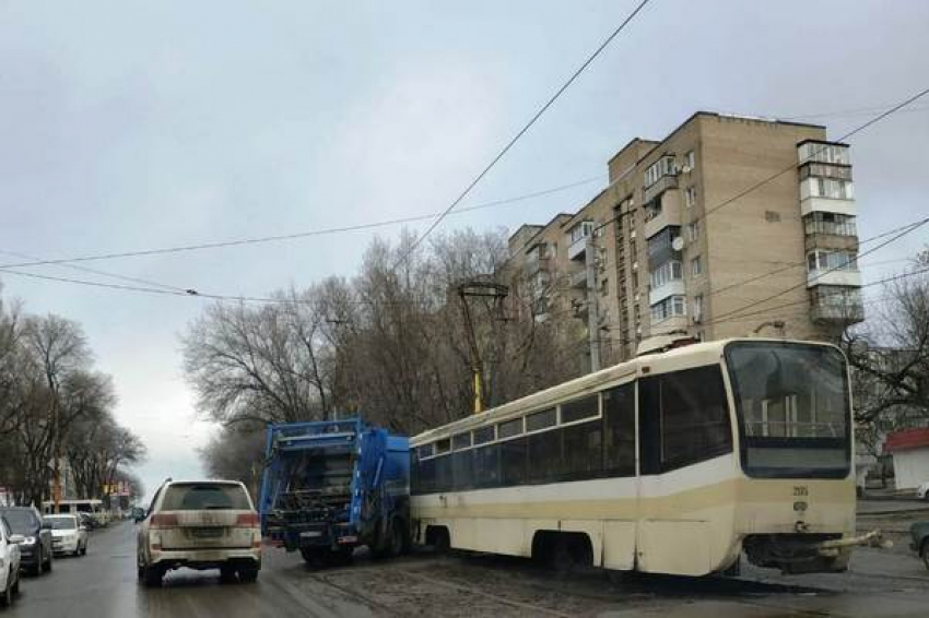 В Новочеркасске мусоровоз «подрезал» трамвай