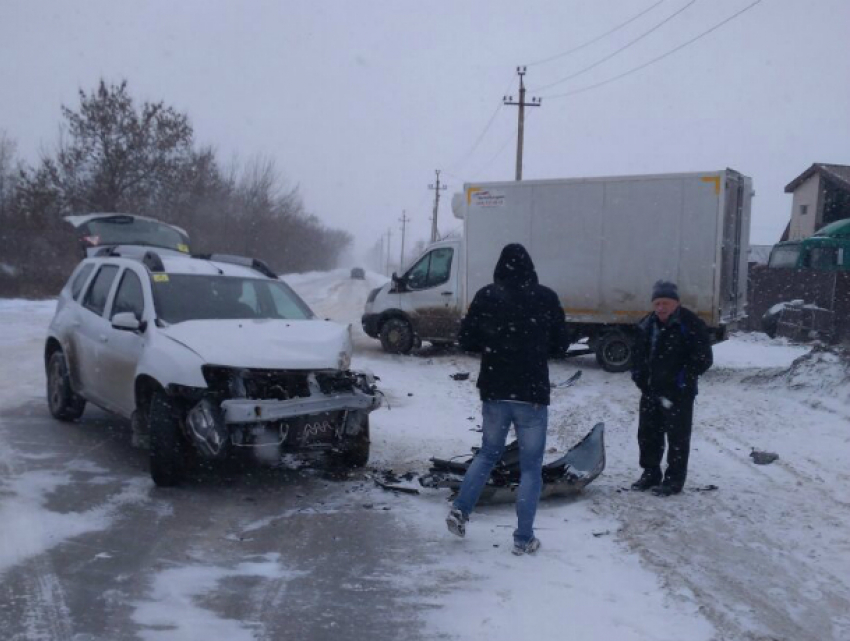 Водитель кроссовера не справился с управлением и врезался  в грузовик под Новочеркасском