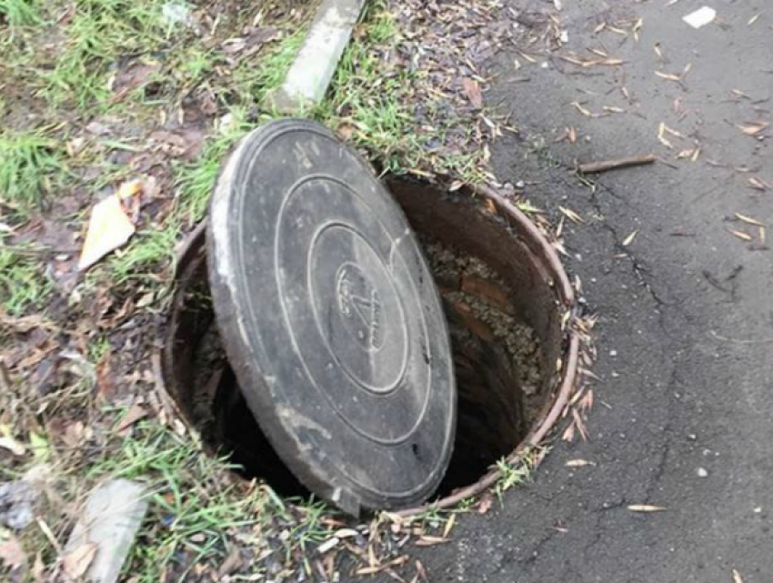 Раскрытый канализационный люк едва не поглотил студентку возле машиностроительного колледжа в Новочеркасске
