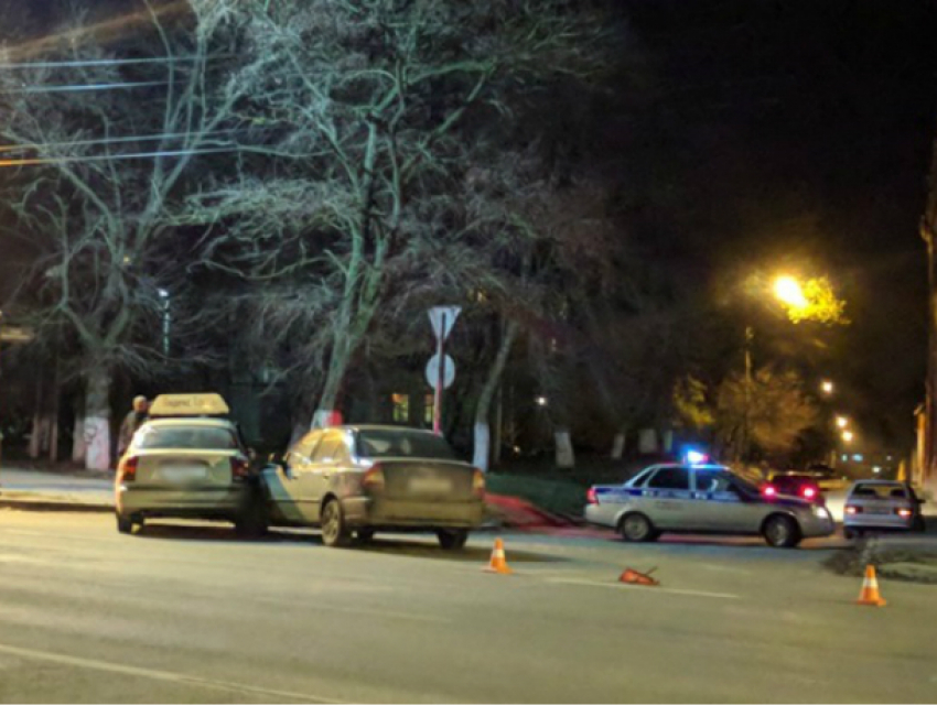 Три человека пострадали в ДТП с участием такси в Новочеркасске