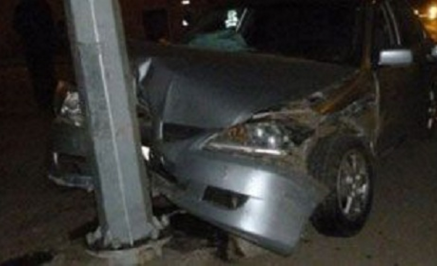 Под Новочеркасском подросток без прав врезался на иномарке в столб