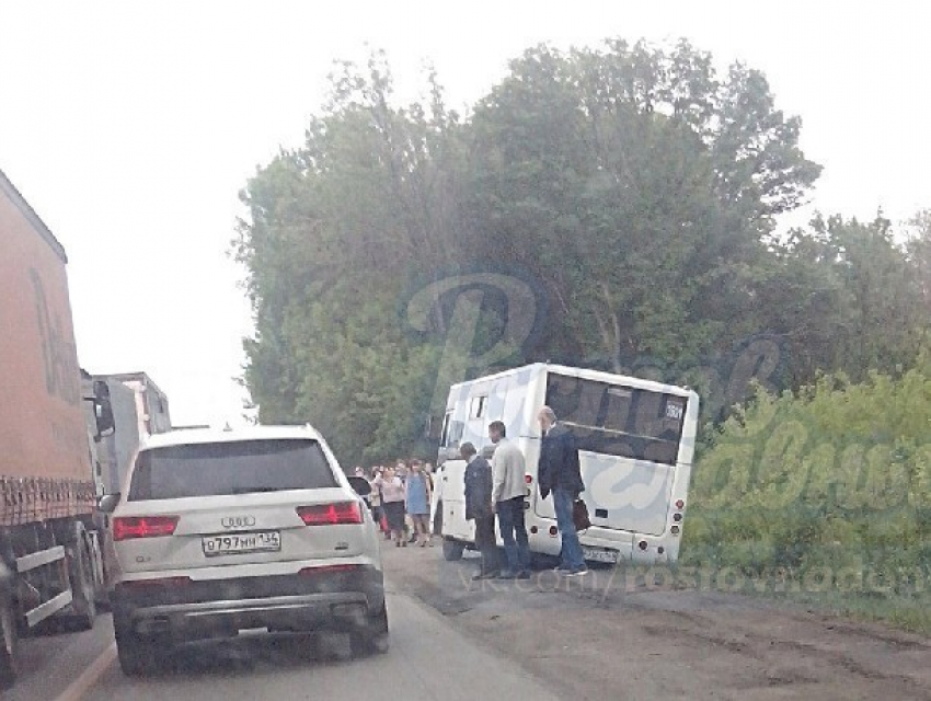 Автобус Новочеркасск – Ростов с пассажирами чуть не перевернулся при объезде пробки по обочине