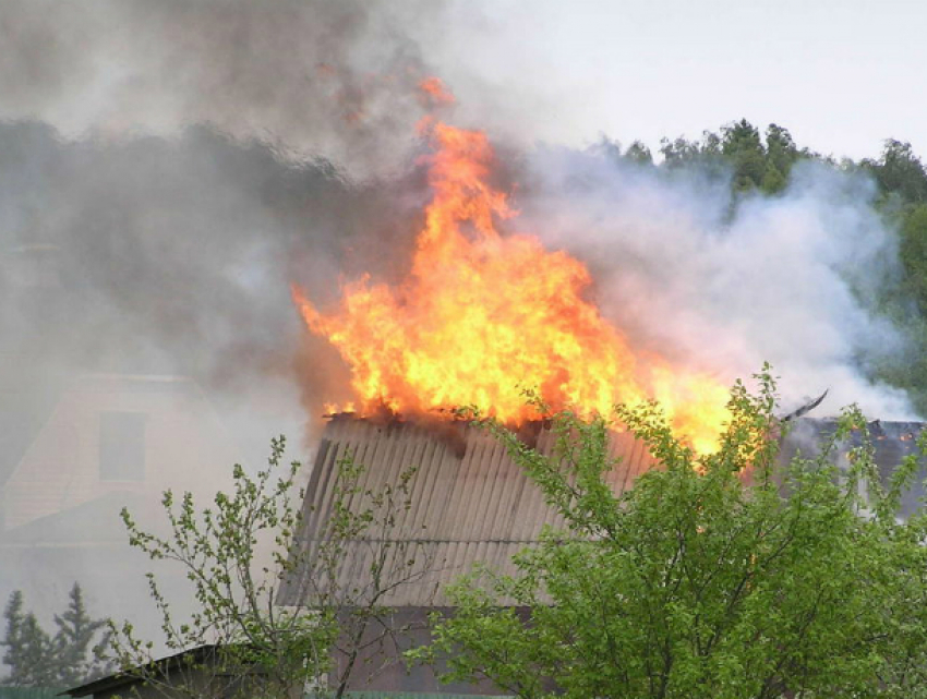 13 минут тушили огнеборцы объятую пламенем дачу под Новочеркасском