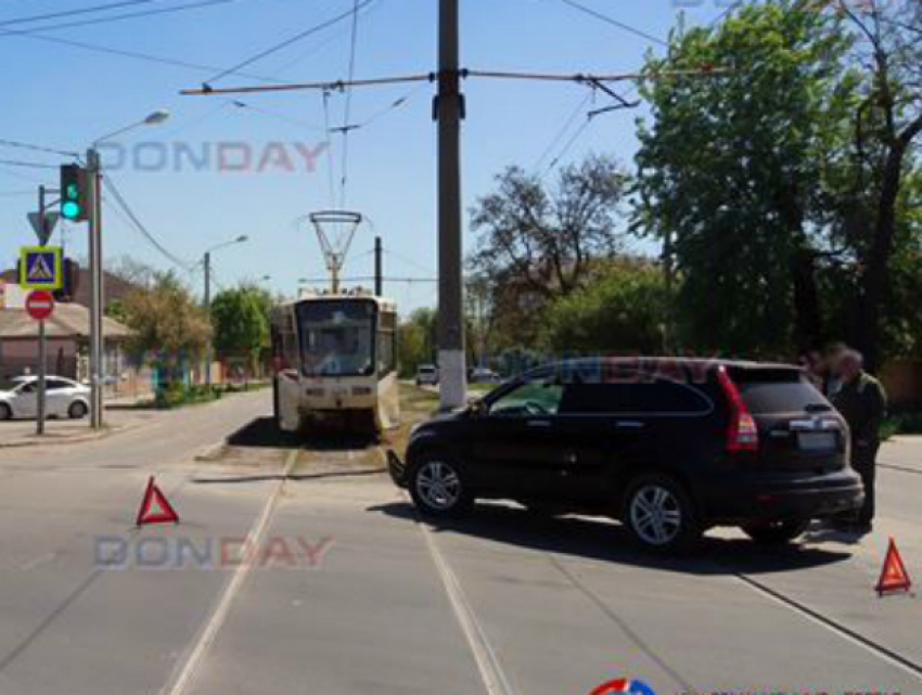 Не поделившие перекресток кроссоверы перекрыли дорогу трамваям в Новочеркасске