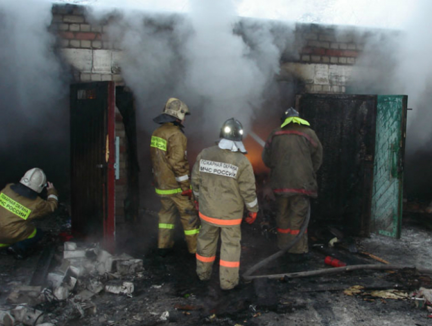 Автомобиль сгорел при сильном пожаре в Новочеркасске