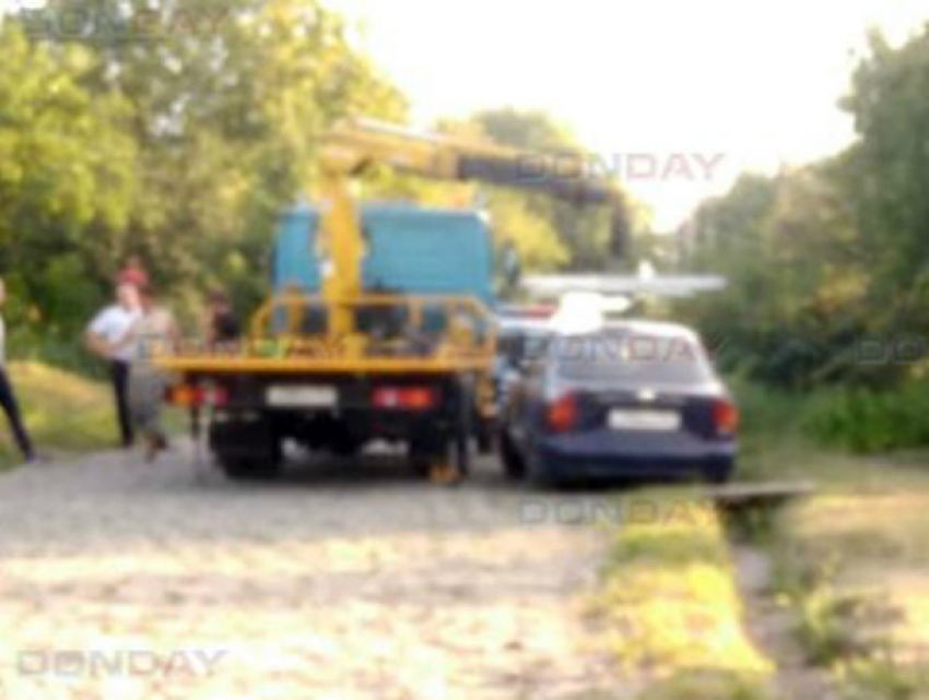 В Новочеркасске сотрудникам ГИБДД пришлось вызволять пьяного водителя из канавы