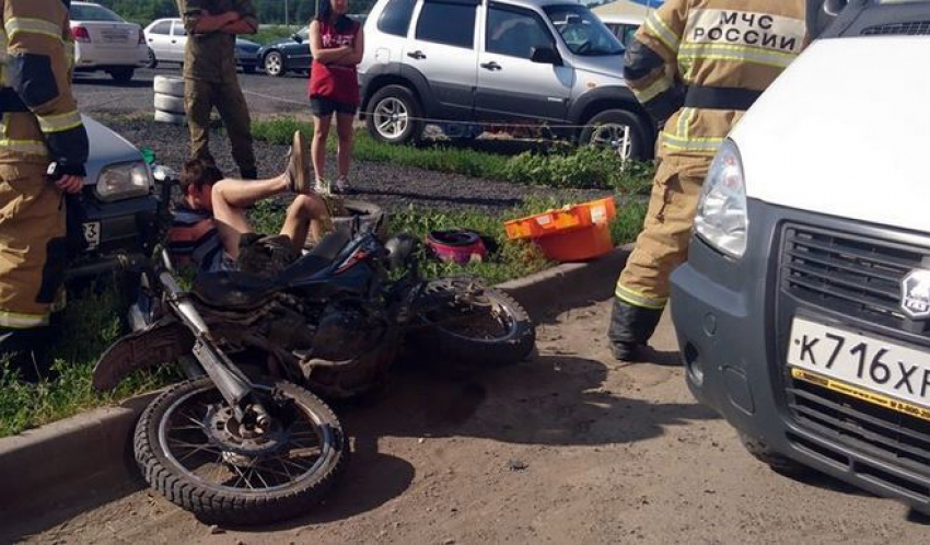 В Новочеркасске 15-летнего мотоциклиста сбила машина