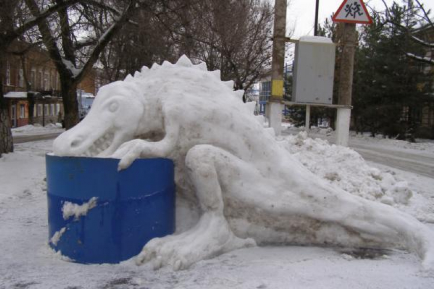 Новочеркасский пожарный продолжил серию скульптур из снега и льда